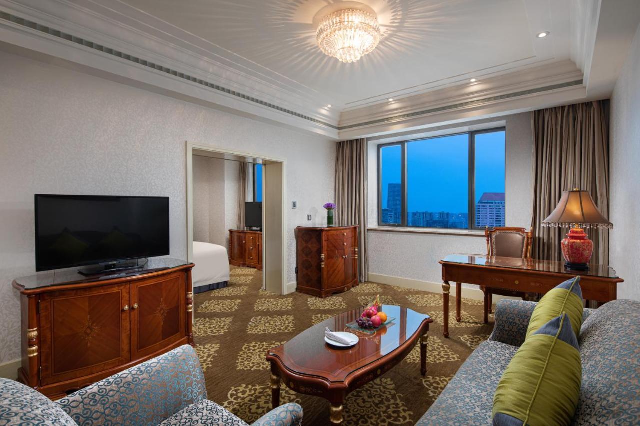 Crowne Plaza Shanghai Nanjing Road By Ihg Exterior foto A suite at the hotel
